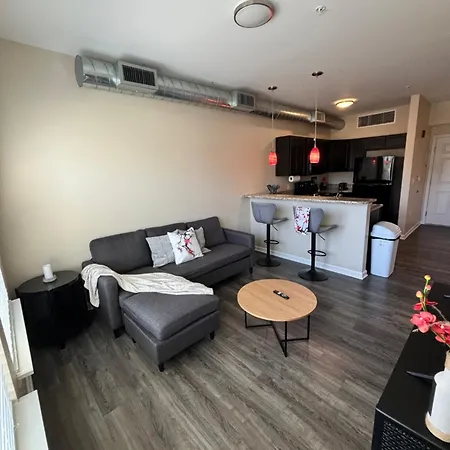Indy Canal Townhome -Free Garage Parking!